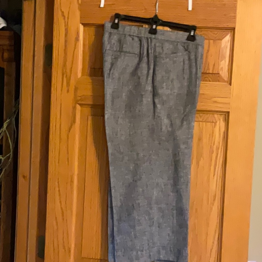 like new J Jill linen capri’s size small.